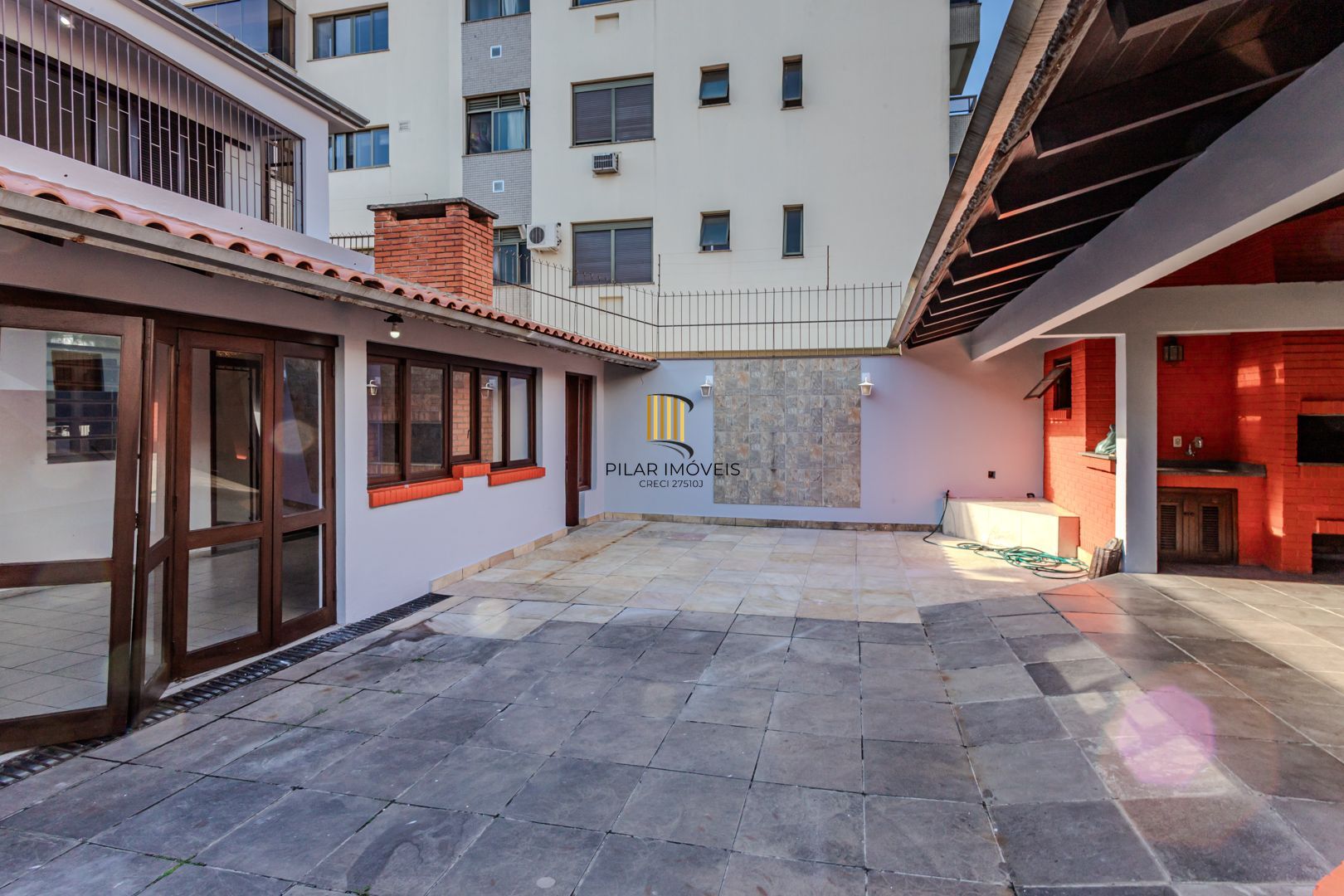 Casa no Partenon com 4 dormitórios e 4 vagas DESOCUPADA
