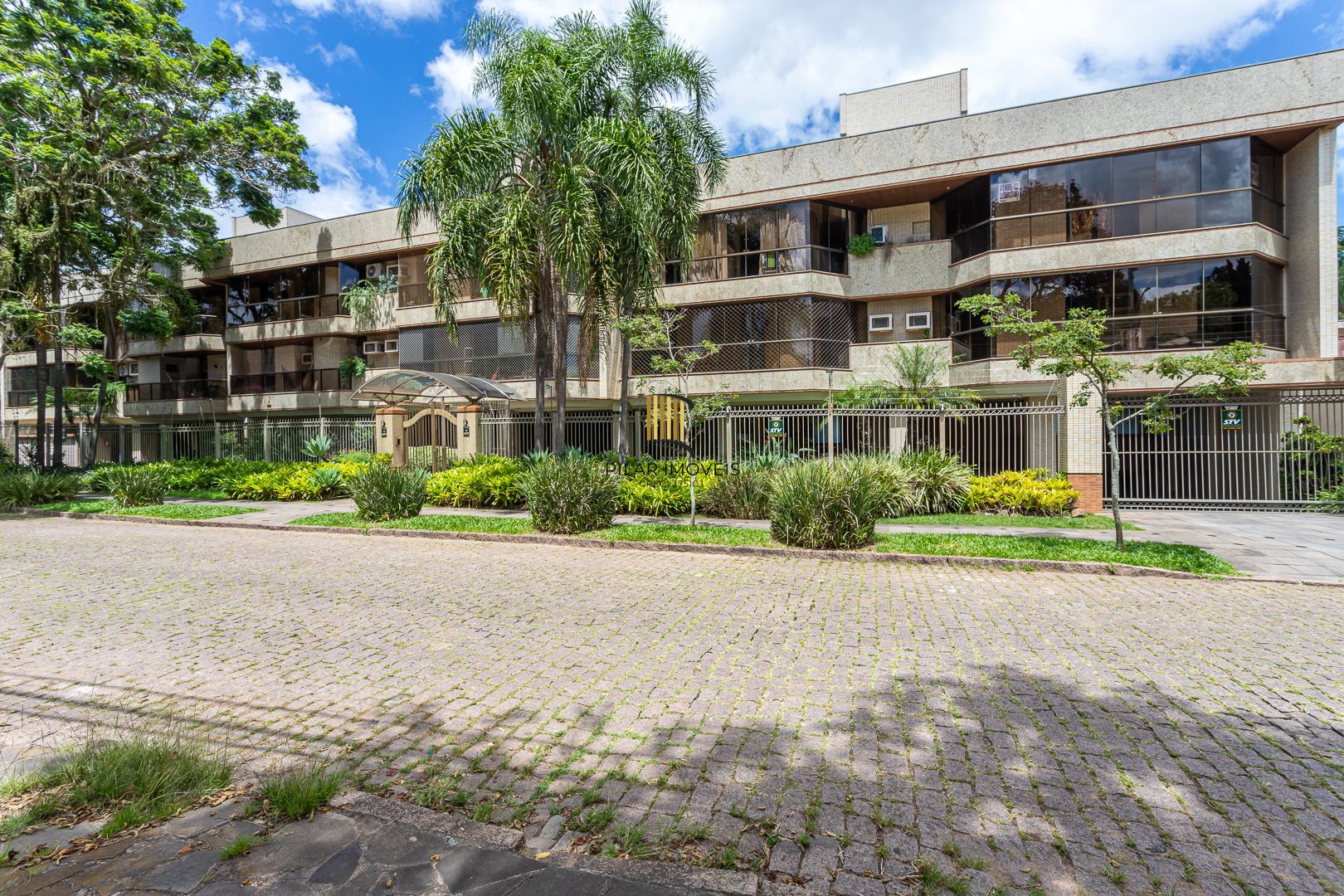 COBERTURA MOBILIADA COM VISTA PARA O GUAÍBA