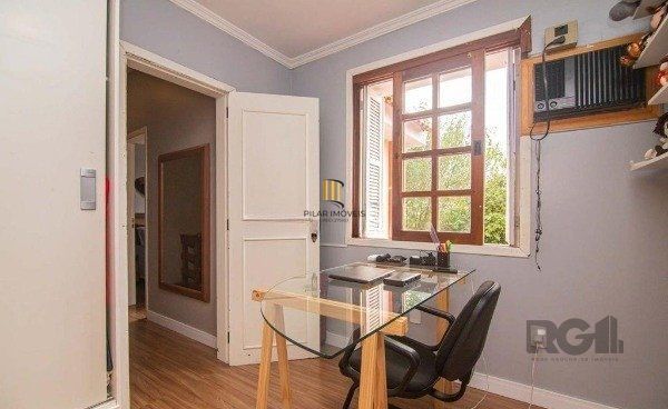 Casa no bairro Camaquã de 4 dormitórios e 2 vagas