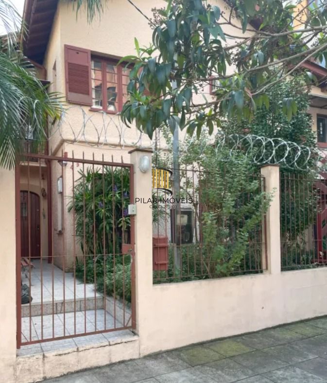 Casa 7 dormitórios 2 vagas de garagem no bairro Petrópolis