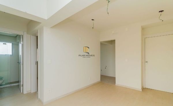Apartamento semi novo na Medianeira de 2 dormitórios e 2 vagas