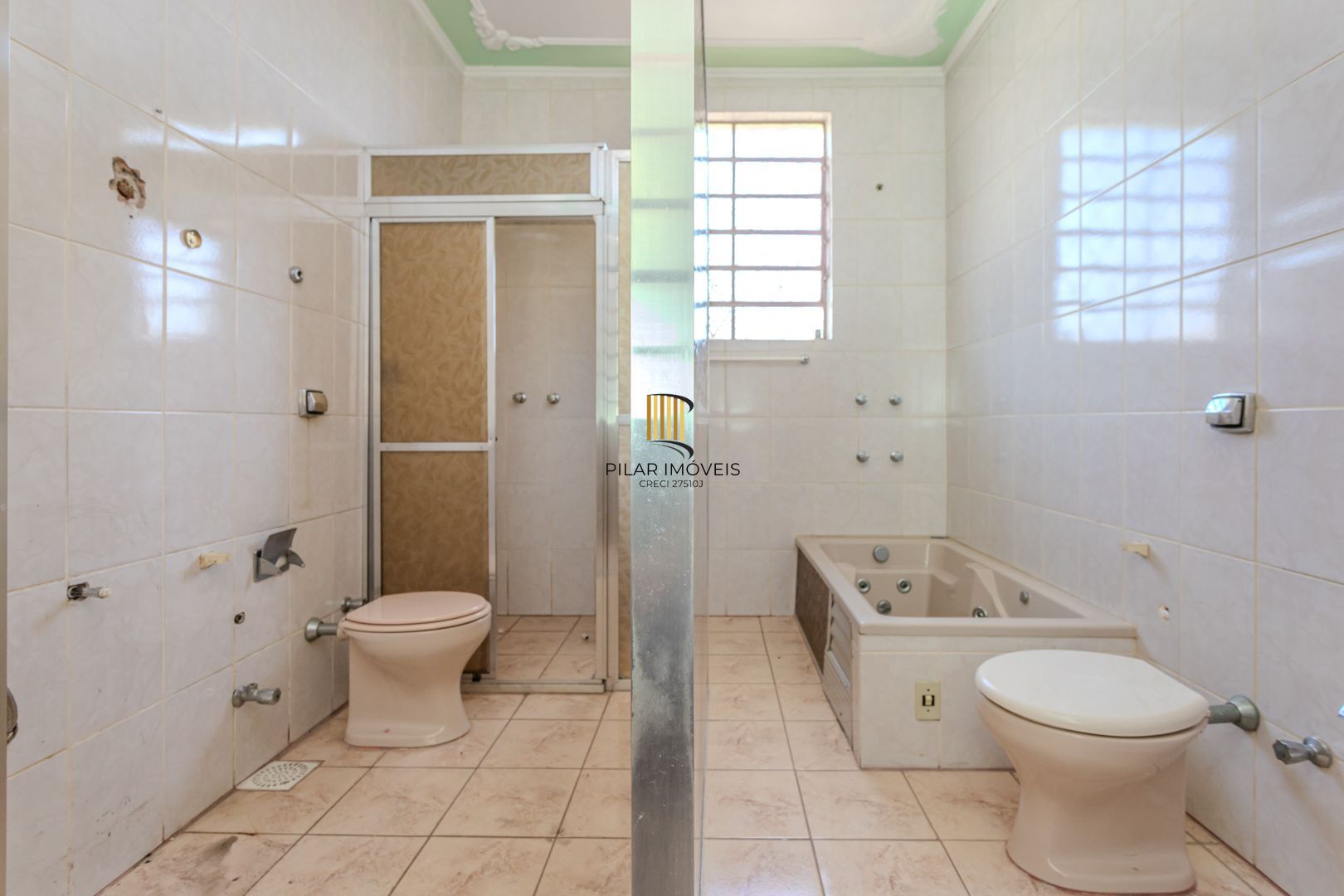 Casa sobrado no Partenon com 5 dormitórios e 4 vagas