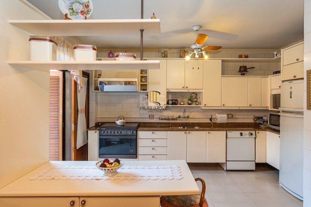Casa sobrado no Partenon de 3 dormitórios e amplo pátio