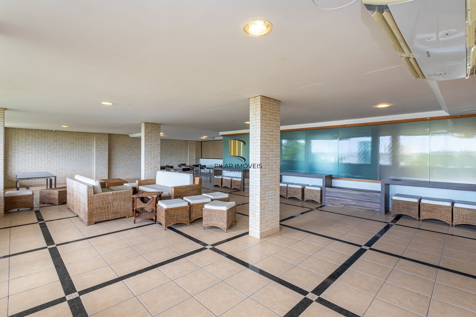 COBERTURA MOBILIADA COM VISTA PARA O GUAÍBA