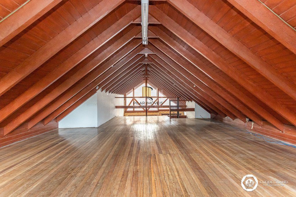 Casa para Venda - 330m², 4 dormitórios, sendo 3 suites, 2 vagas - Petrópolis