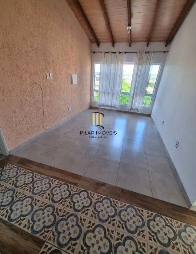 Casa sobrado no bairro Cristal de 3 domitórios e 3 vagas