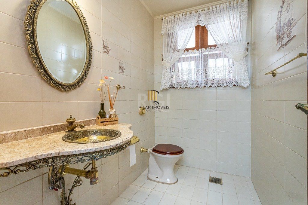 Casa sobrado no Partenon de 3 dormitórios e amplo pátio