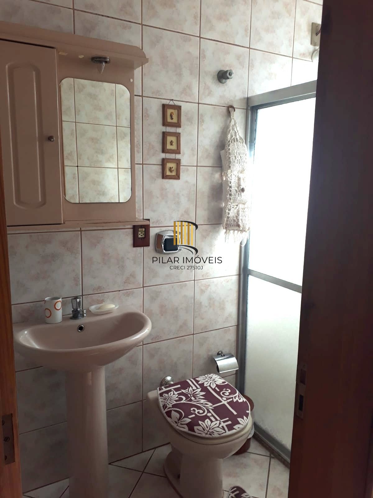 Casa sobrado no bairro Auxiliadora de 3 dormitórios e 3 vagas