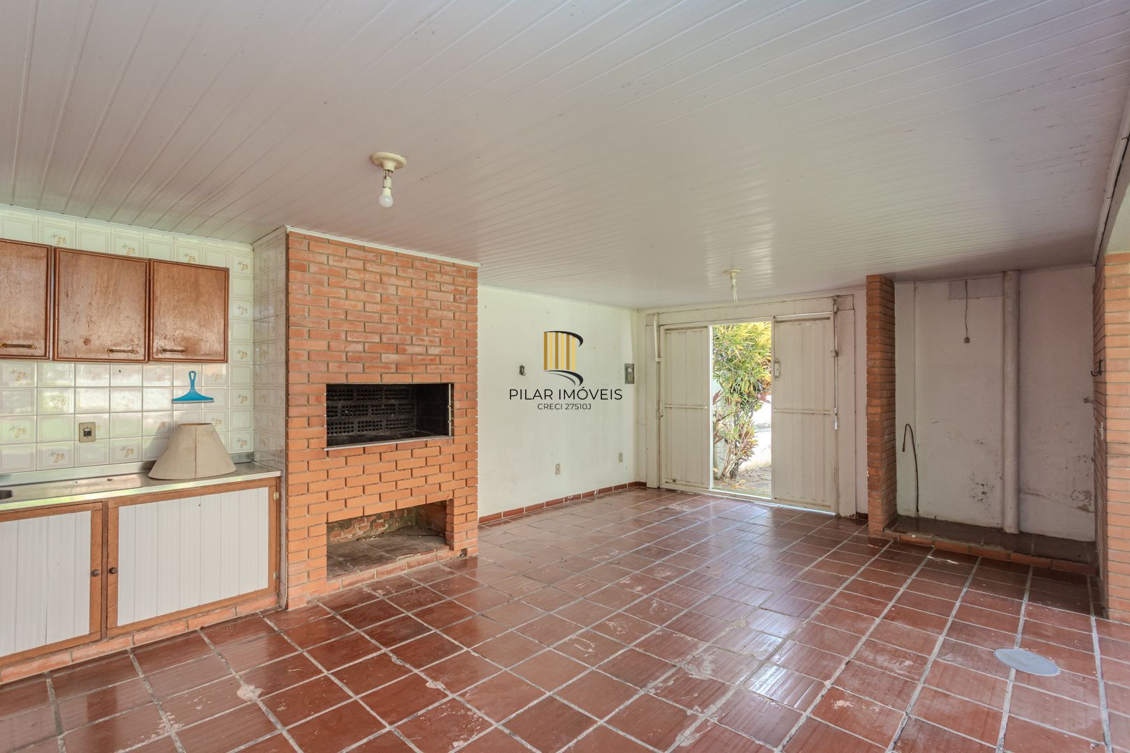 Casa no Menino Deus de 3 dormitórios e 5 vagas DESOCUPADA