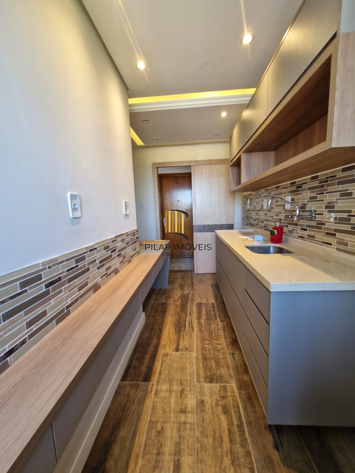 Apartamento no bairro Cristal de 2 dormitórios e vaga DESOCUPADO