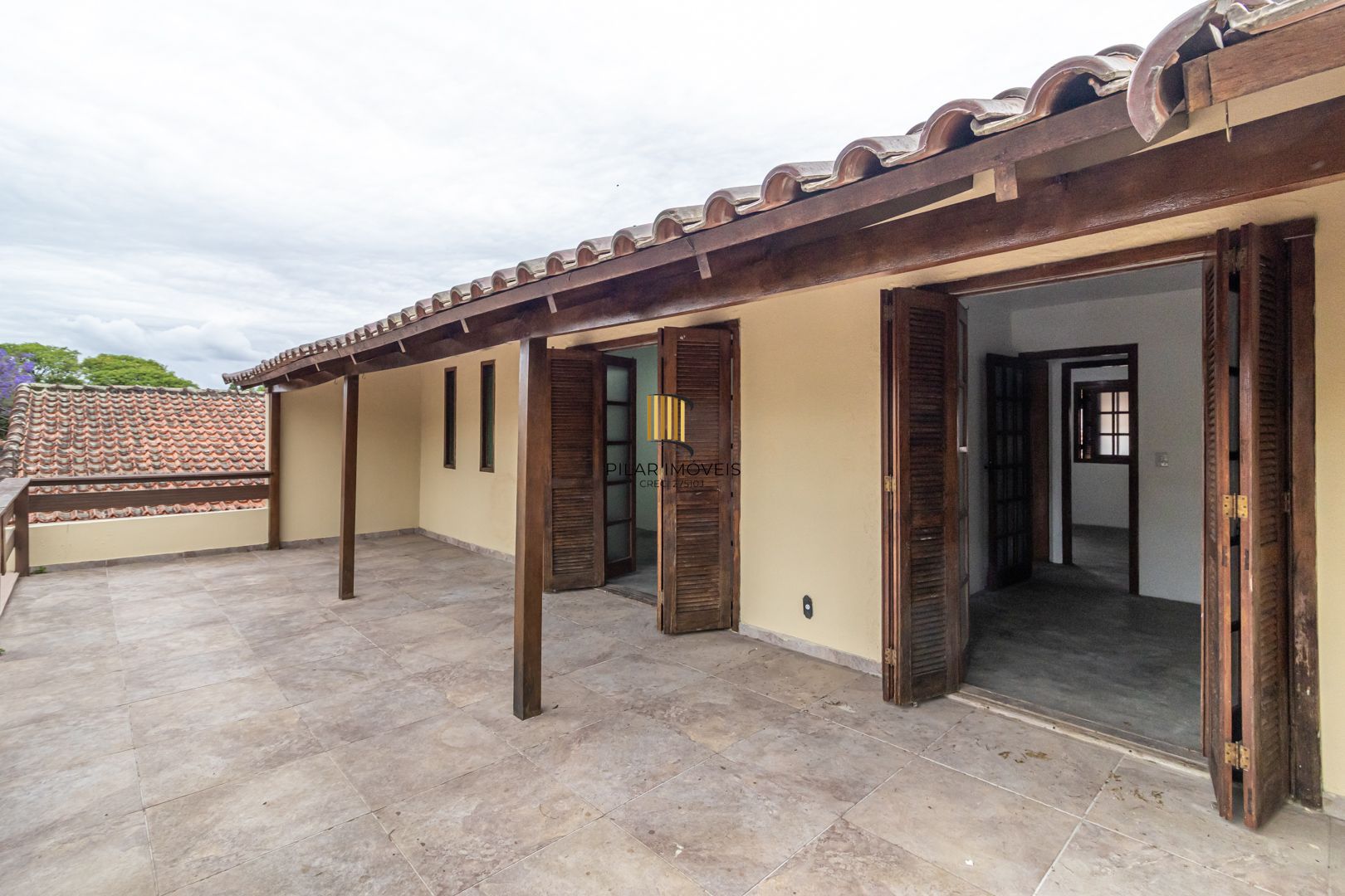 Casa no bairro Sarandi com 4 dormitórios e 4 vagas