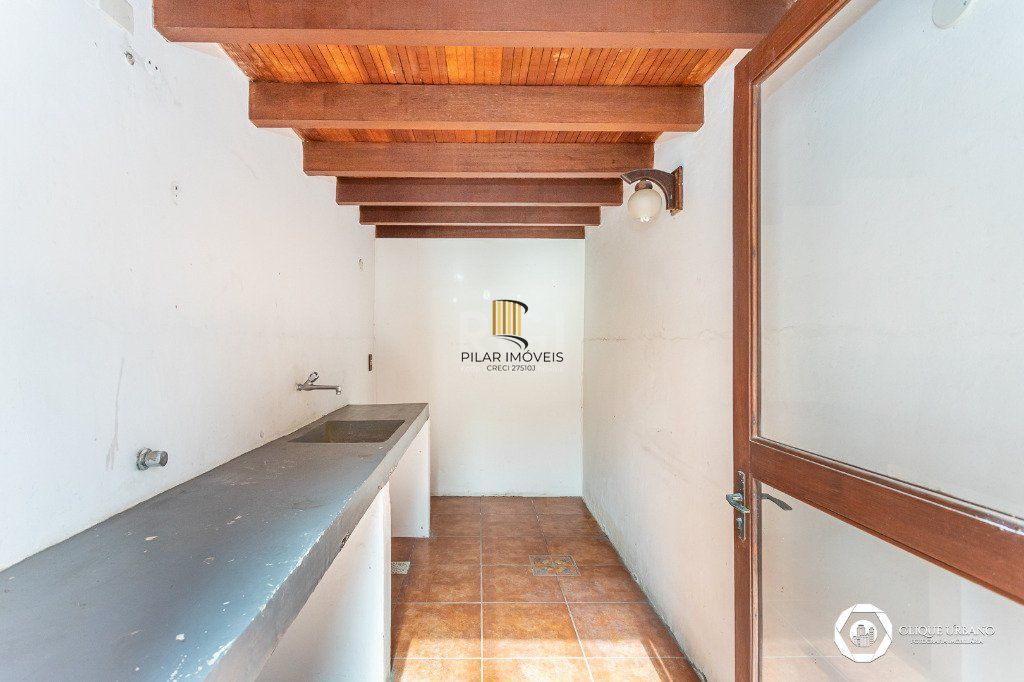 Casa para Venda - 330m², 4 dormitórios, sendo 3 suites, 2 vagas - Petrópolis