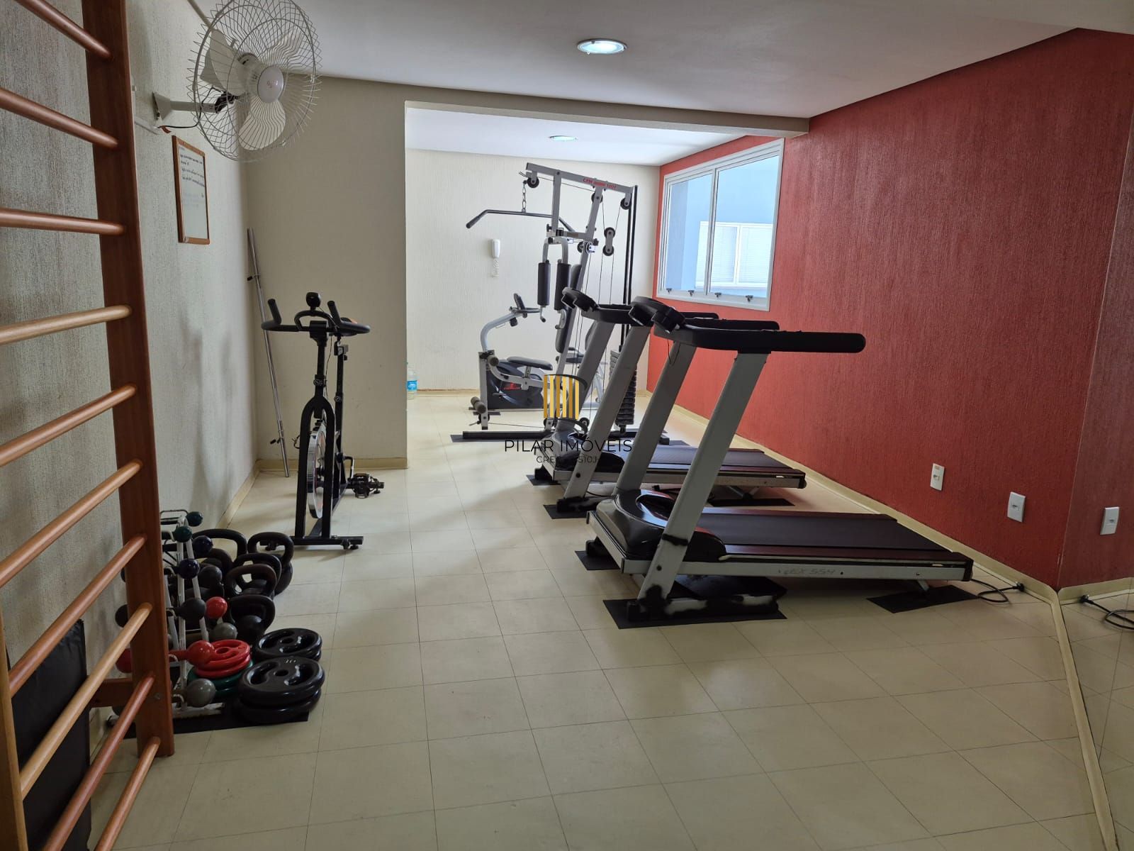 Apartamento no Centro de 2 dormitórios e 2 vagas DESOCUPADO