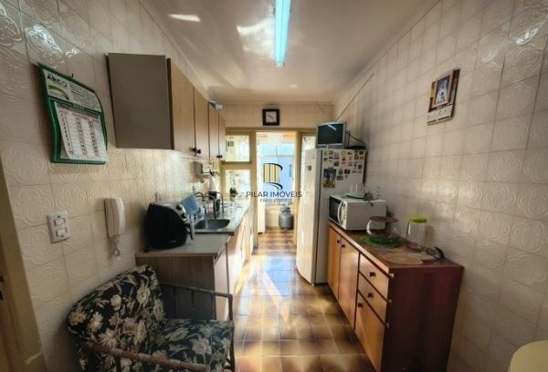 Apartamento de 2 dormitórios com dependência e vaga no bairro Santana