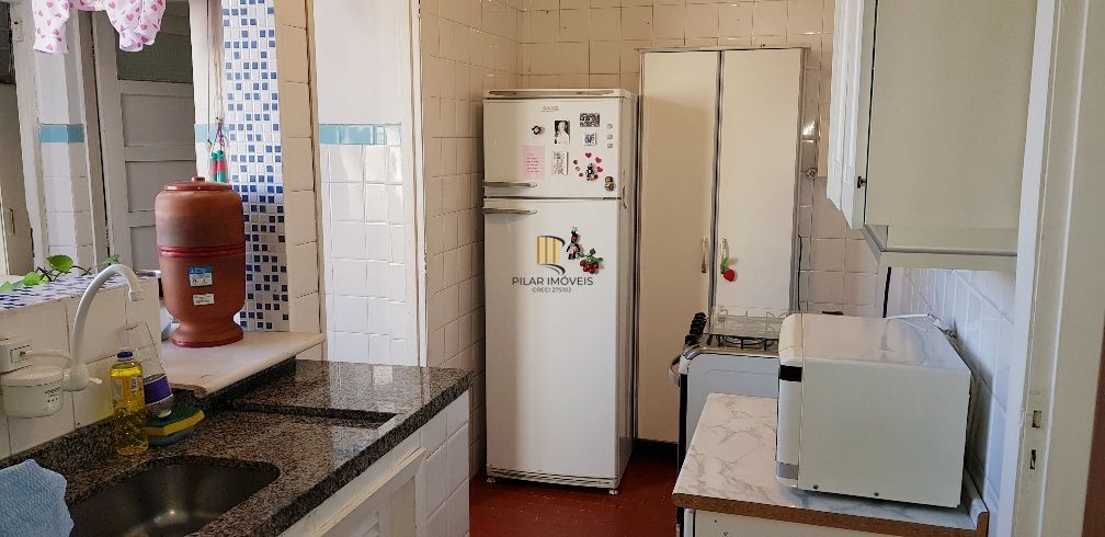Apartamento no Petrópolis de 2 dormitórios e dependência