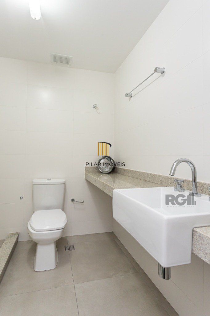 Apartamento no bairro Tristeza de 3 dormitórios e 2 vagas