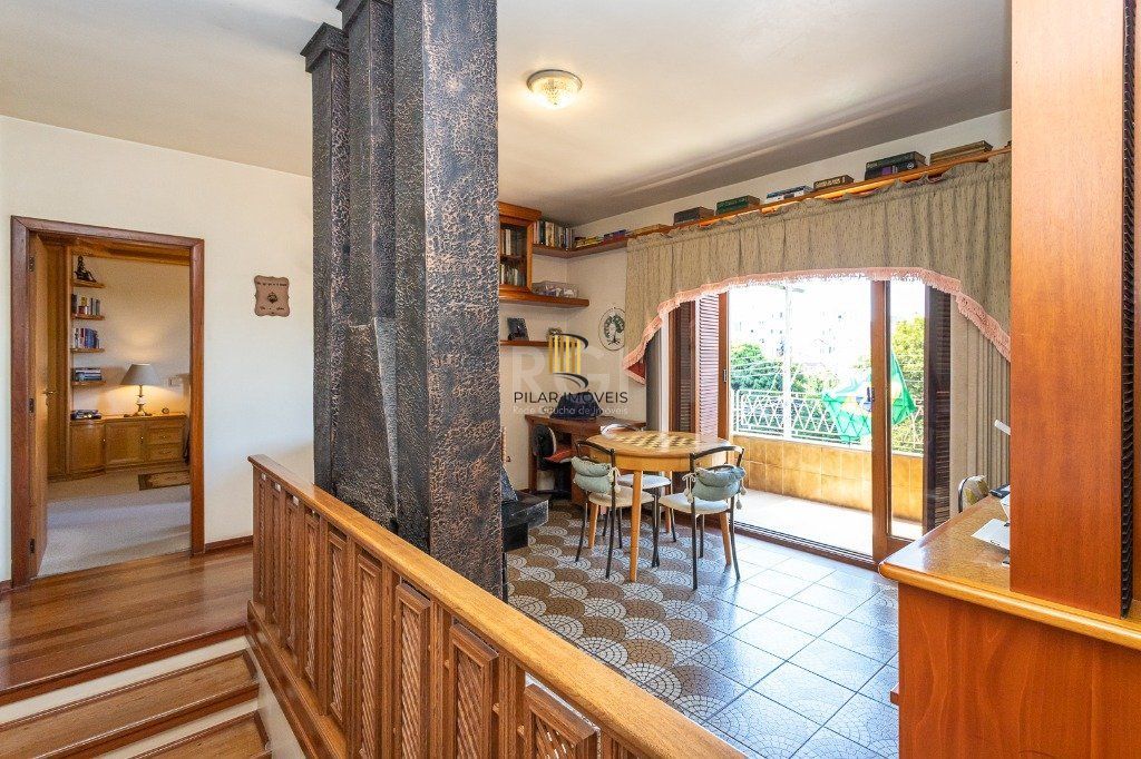 Casa sobrado no Partenon de 3 dormitórios e amplo pátio