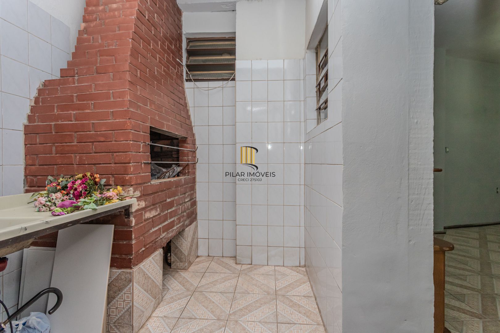 Prédio Residencial no Passo D'areia com 8 dormitórios e 8 vagas