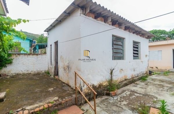 Casa / Terreno com 3 casas de alvenaria no bairro Morro Santana