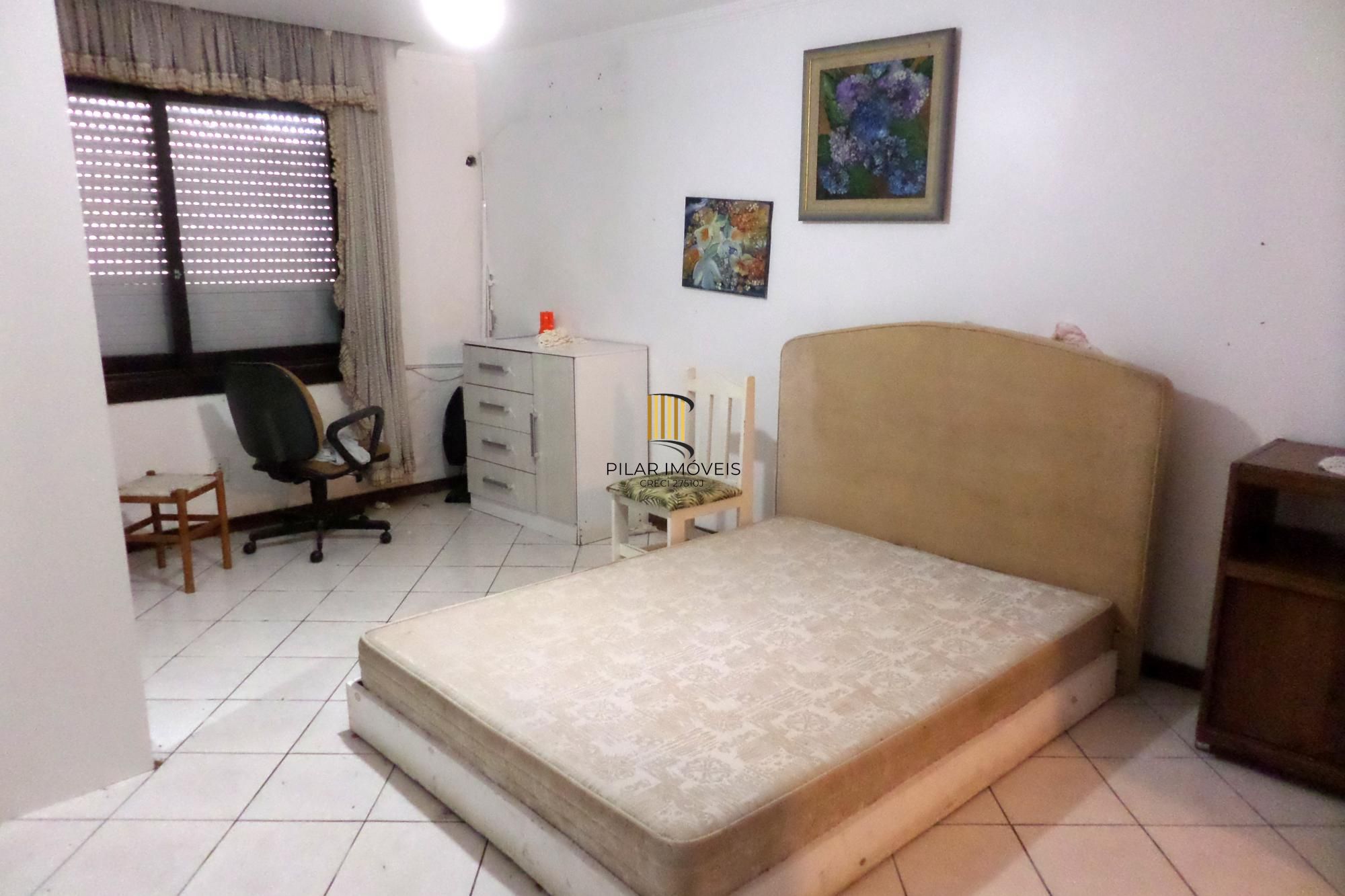 Casa no bairro Ipanema de 3 dormitórios e 2 vagas