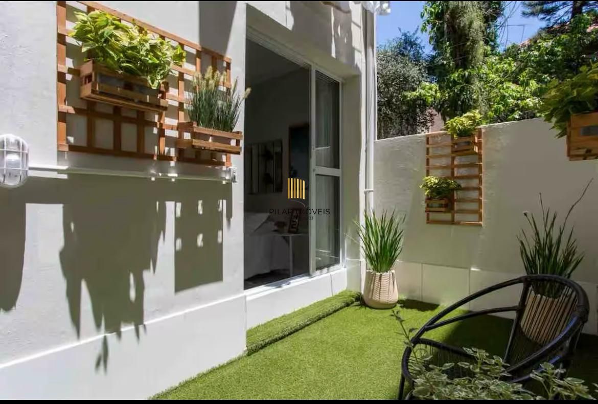 Apartamento Térreo com pátio na Cidade Baixa de 1 dormitório MOBILIADO