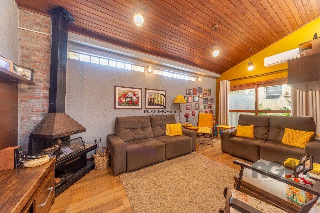 Casa no bairro Camaquã de 4 dormitórios e 2 vagas