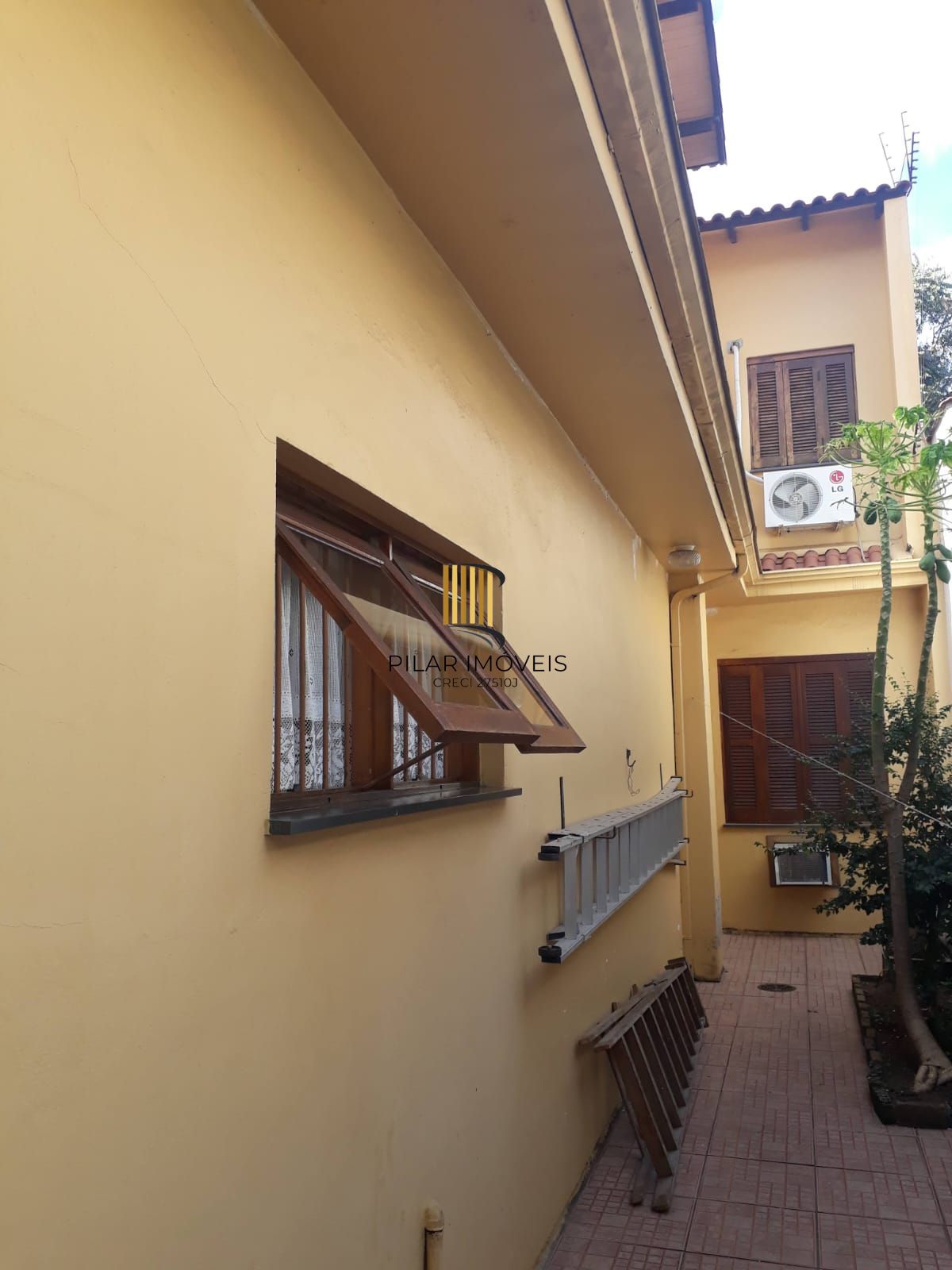 Casa sobrado no bairro Auxiliadora de 3 dormitórios e 3 vagas