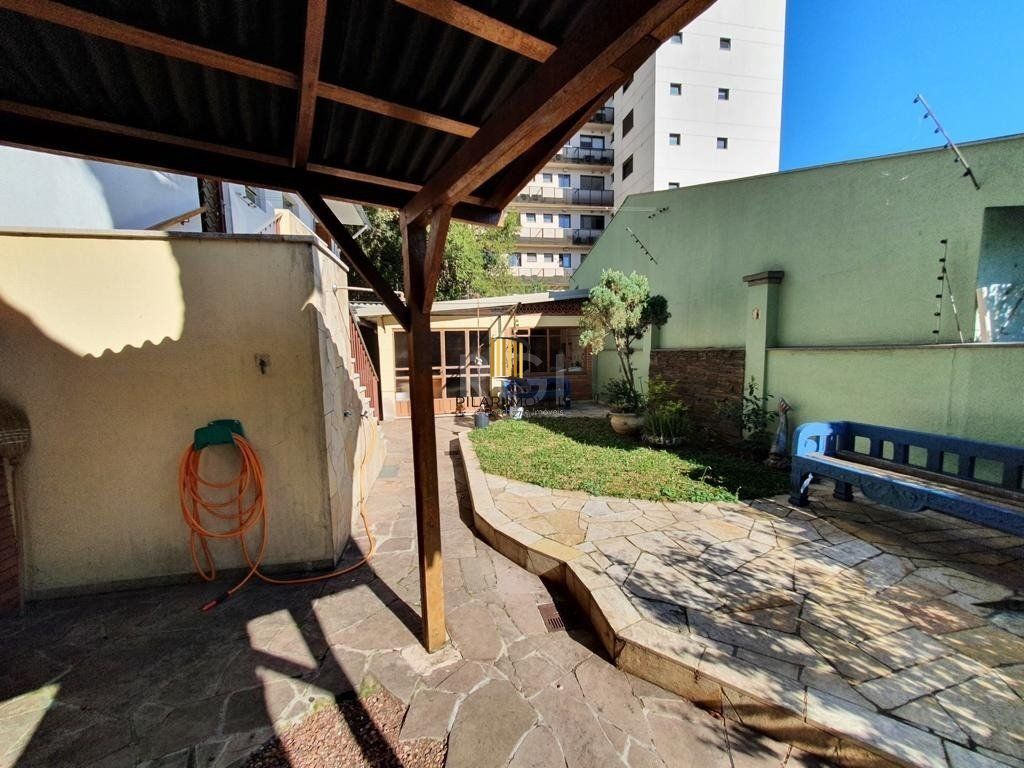 Casa para Venda - 250m², 4 dormitórios, sendo 1 suites, 4 vagas - Centro