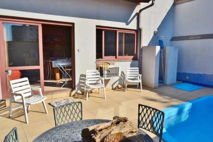 Casa Comercial e Residencial com 518m² (4 quartos / 5 banheiros / 3 vagas garagem) no Bairro Partenon localizada à meia quadra da Av. Bento Gonçalves.