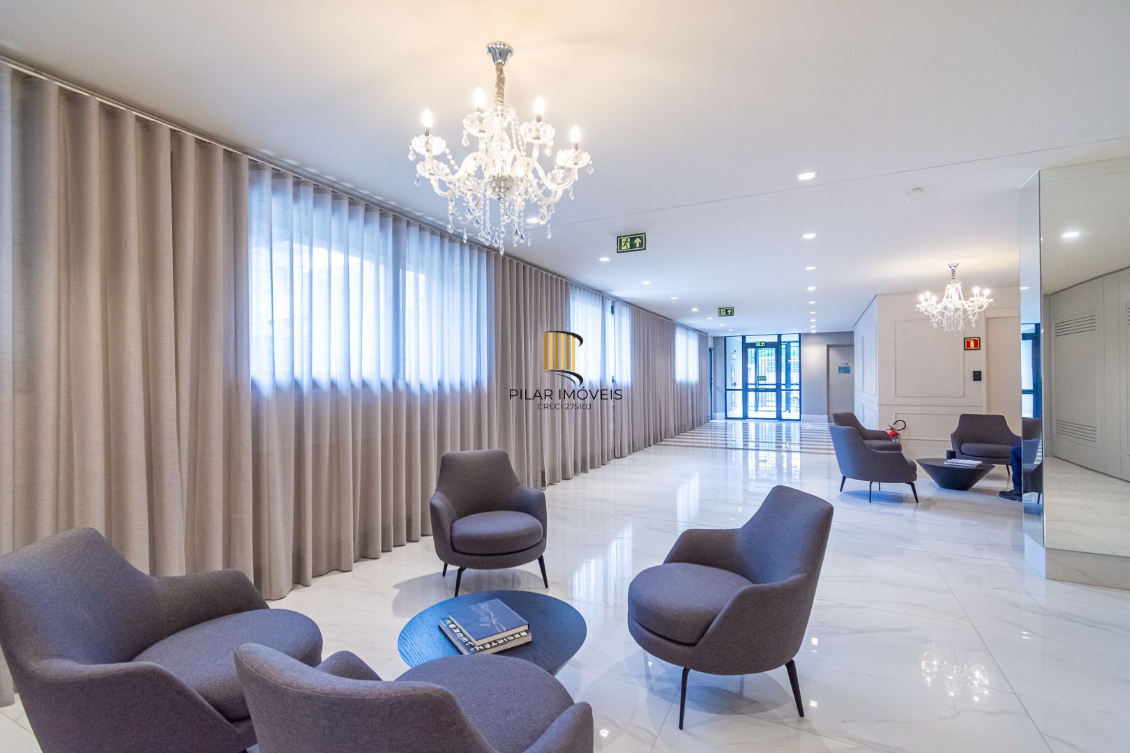 Apartamento 02 dormit com suíte e 01 vaga, no bairro Azenha, em Porto Alegre.