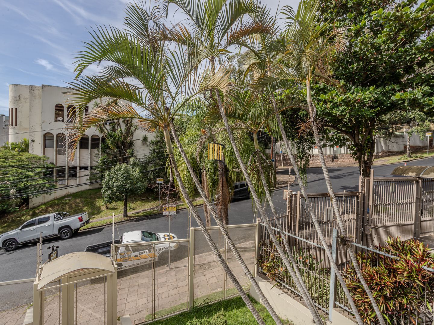 Casa sobrado no Menino Deus de 3 dormitórios e 3 vagas