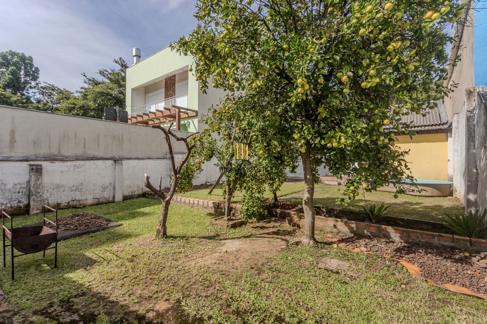 Casa no bairro Jardim Botânico de 3 dormitórios e garagem e terreno com 370m²