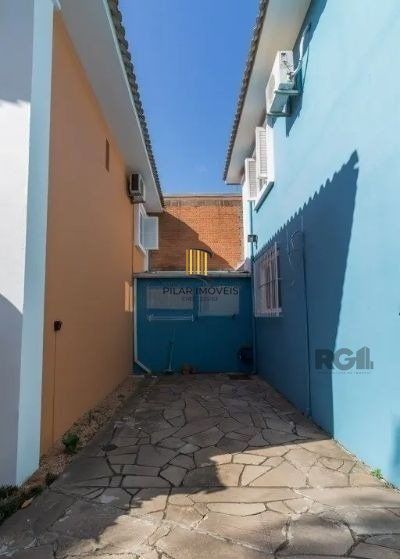 Sobrado no bairro Tristeza de 3 dormitórios e vaga DESOCUPADO