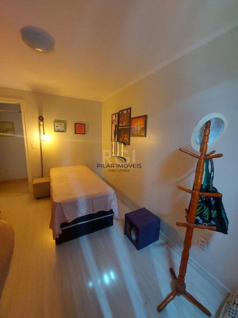 Apartamento 02 dormitórios, com vaga, no bairro Jardim Itu Sabará, em Porto Alegre.