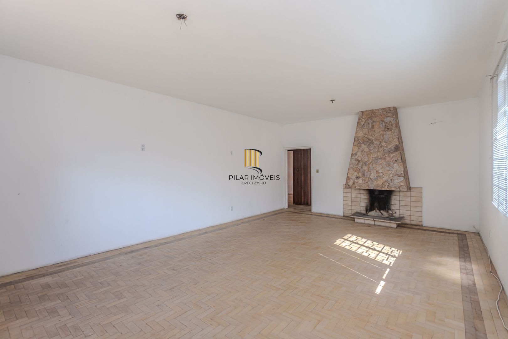 Casa no Menino Deus de 3 dormitórios e 5 vagas DESOCUPADA