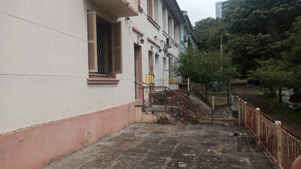 Sobrado no bairro Petrópolis com 4 dormitórios e amplo pátio