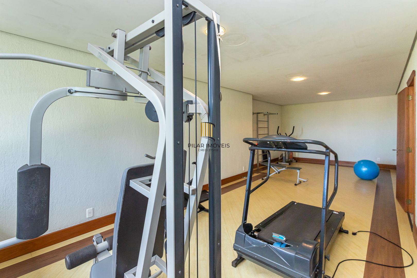 COBERTURA MOBILIADA COM VISTA PARA O GUAÍBA