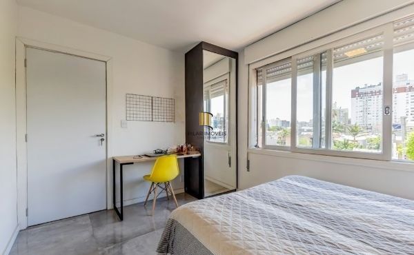 Apartamento na Cidade Baixa de 1 dormitório e dependência REFORMADO