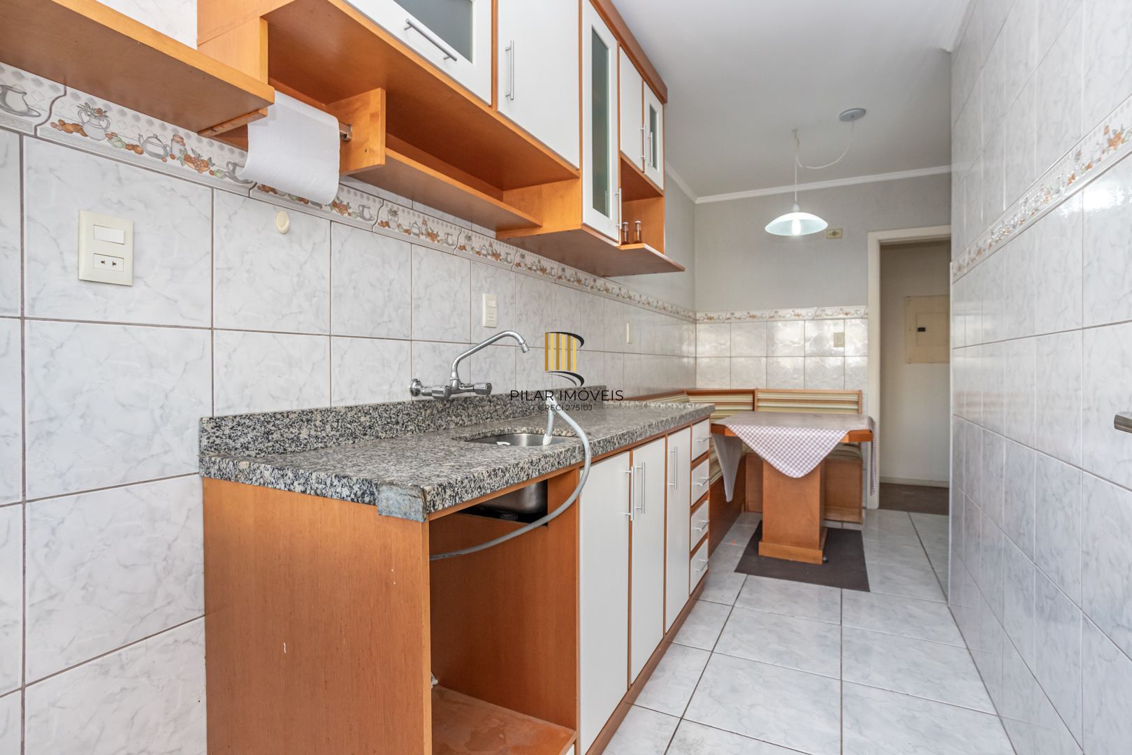 Apartamento no Petrópolis de 2 dormitórios dependência e vaga desocupado