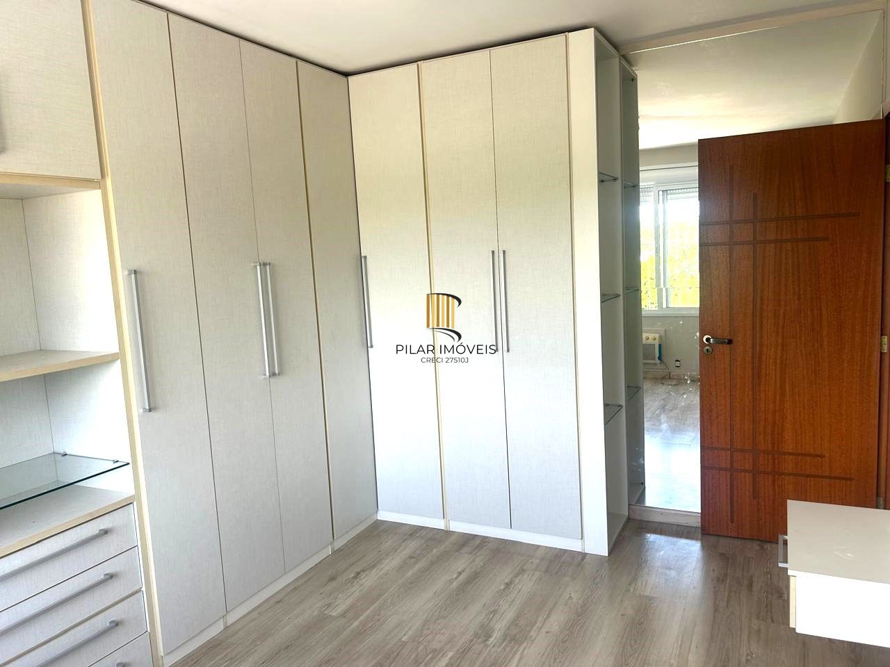 Apartamento no Cristal de 2 dormitórios, dependência e vaga