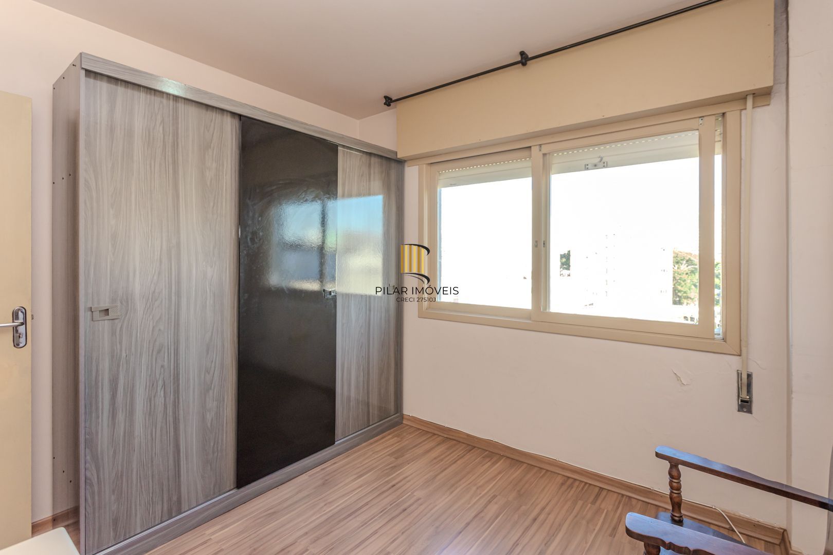 Apartamento de 2 dormitórios com dependência e vaga no bairro Santana DESOCUPADO