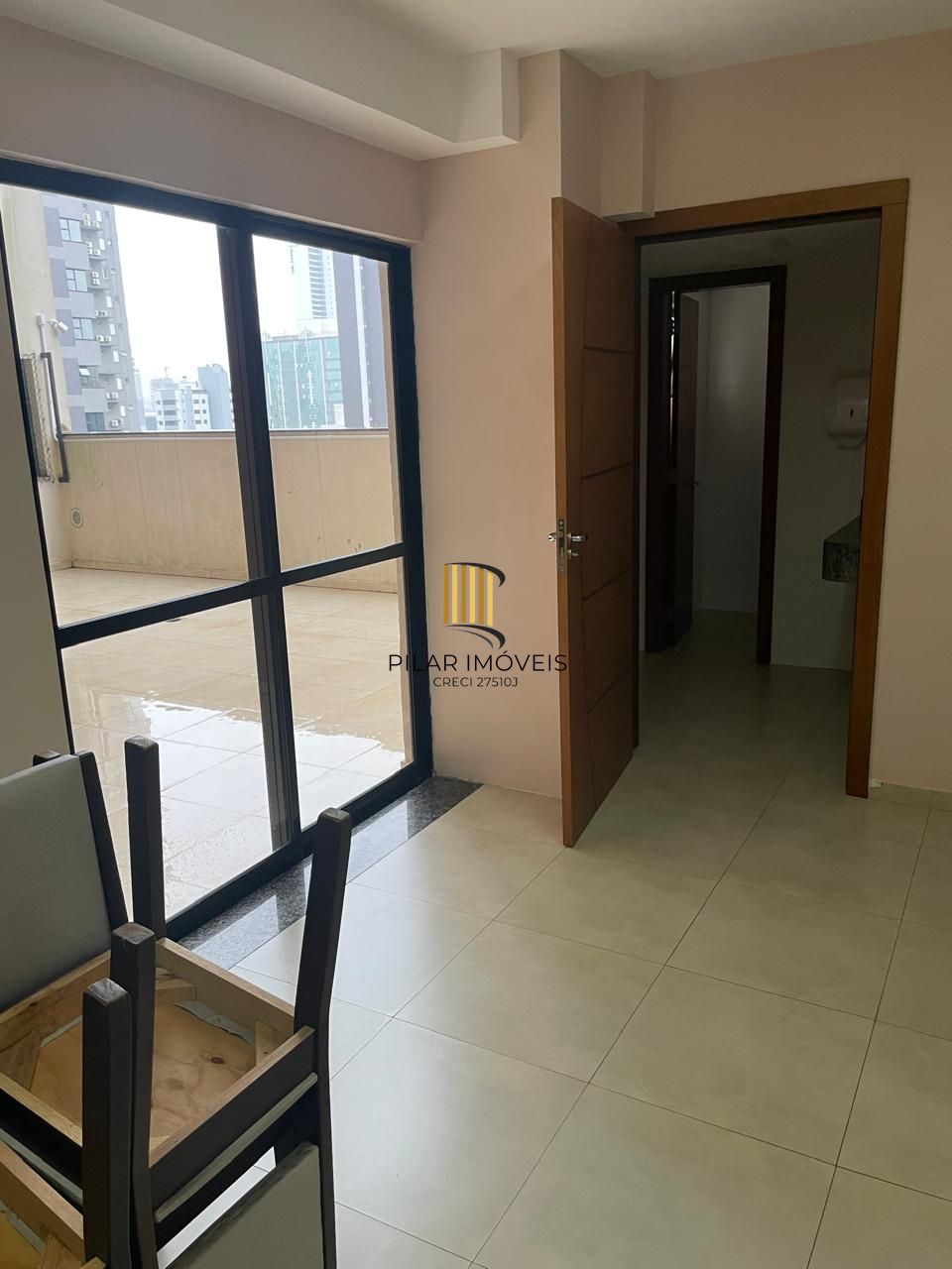 APARTAMENTO NO CENTRO DA CIDADE DE CHAPECÓ 02 DORM. 02 VAGAS, SEMI-MOBILIADO, CHURRASQUEIRA E ELEVADOR.