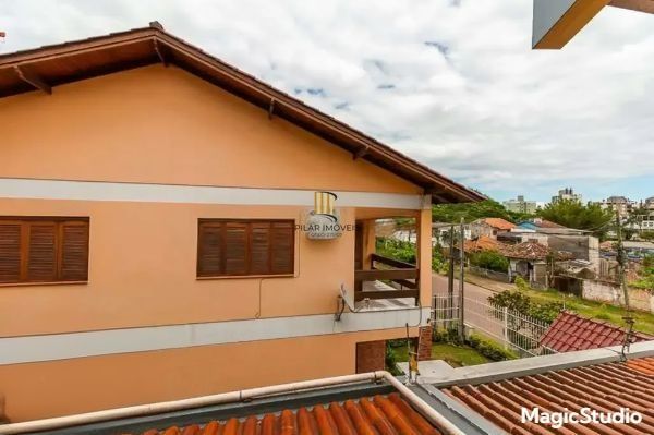 Casa sobrado a Venda de 5 Quartos, 1 Suite e 4 Vagas de Garagem com 235M²privt.