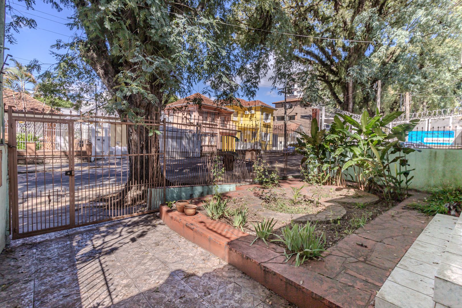 Casa sobrado no Partenon com 5 dormitórios e 4 vagas