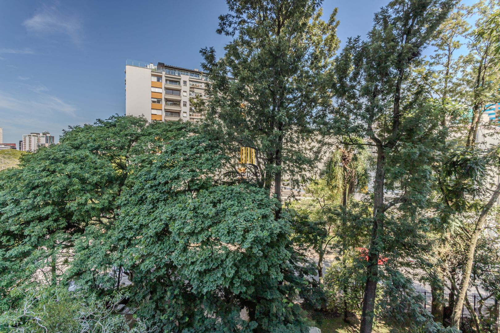 Apartamento no Moinhos de Vento de 3 dormitórios vaga e infra DESOCUPADO