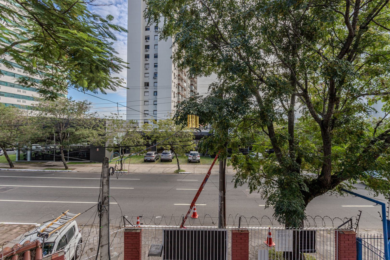Prédio Comercial no Passo D'areia com 8 dormitórios e 8 vagas