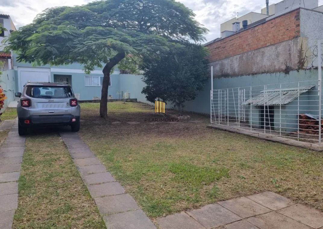 Casa sobrado no bairro Cristal de 3 domitórios e 3 vagas