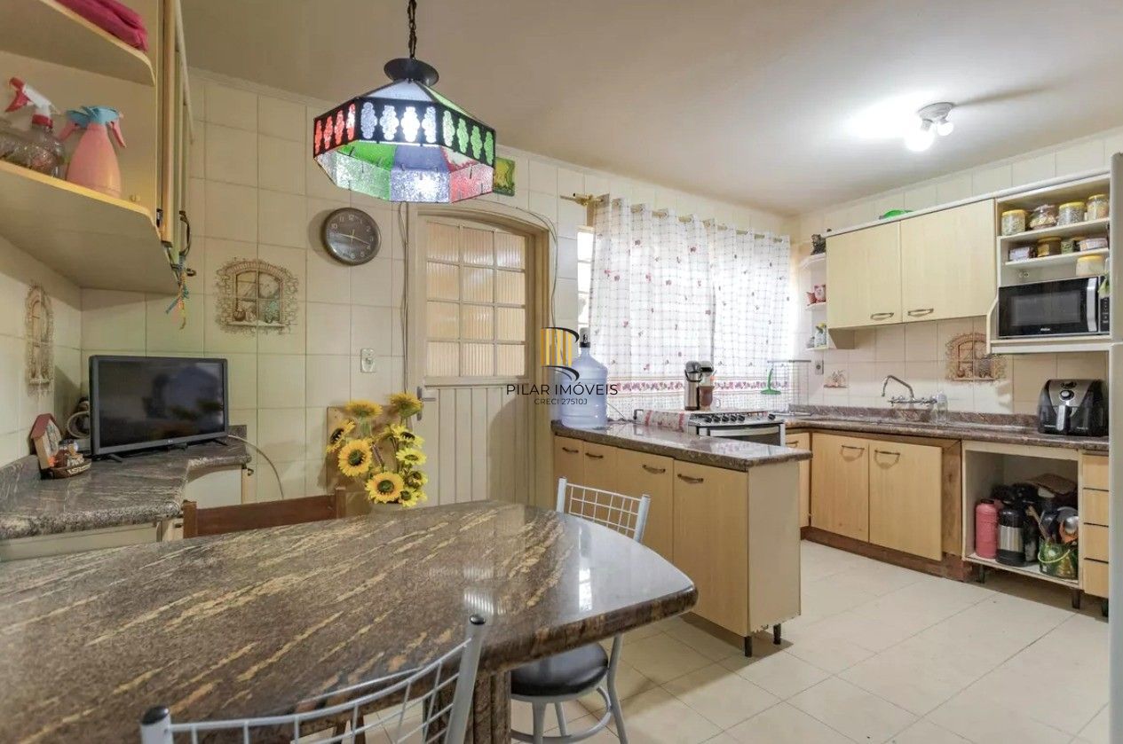 Sobrado no bairro Vila Ipiranga de 4 dormitórios e 2 vagas