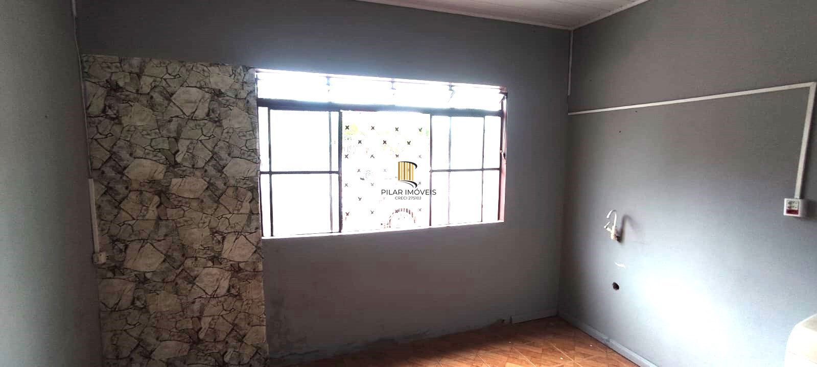Casa no Sarandi de 2 dormitórios e pátio com piscina