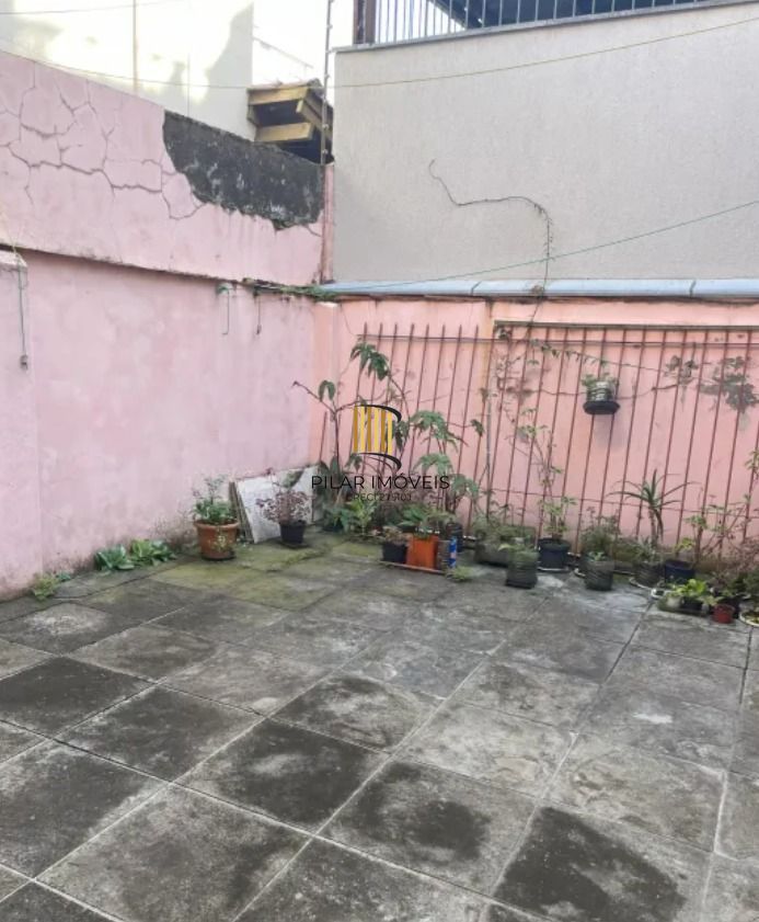 Casa 7 dormitórios 2 vagas de garagem no bairro Petrópolis